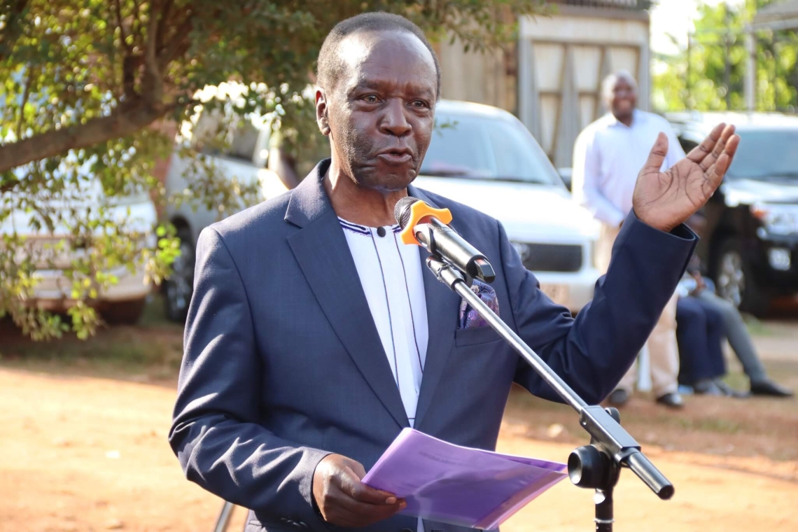 Owek. Patrick Luwaga Mugumbule nga asoma obubaka okuva mu Bwakabaka Owek. Patrick Luwaga Mugumbule nga asoma obubaka okuva mu Bwakabaka